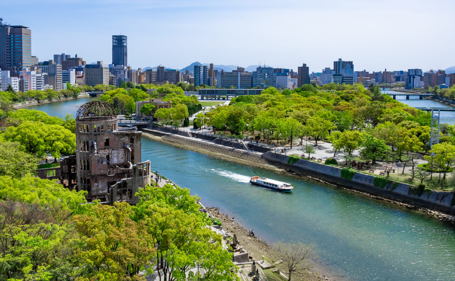 原爆ドームとひろしま世界遺産航路の船