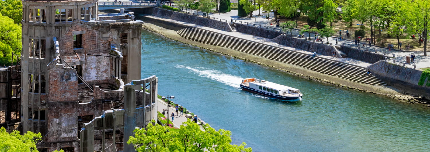 原爆ドームとひろしま世界遺産航路の船