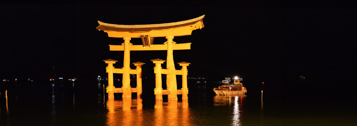 ライトアップされた大鳥居と大鳥居遊覧船